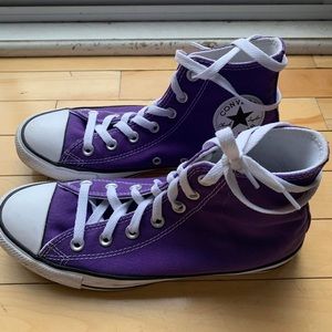 Size 8 women’s purple high top chuck Taylor converse